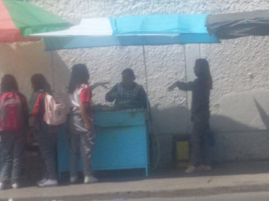 El primer puesto de Señora Papa en 2015, frente al colegio Fernando Ruiz